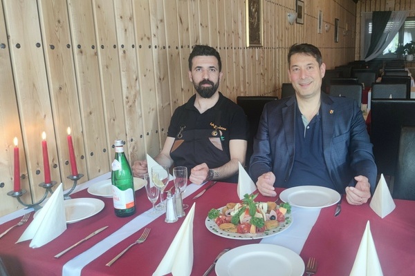 Der neue Restaurantchef Ramazan Coban (l.) mit dem Rathauschef Markus Hollemann im wiedereröffneten Restaurant „La Taverna“ in der Robert-Bosch-Straße. Foto: Gemeinde Denzlingen. Der neue Restaurantchef Ramazan Coban (l.) mit dem Rathauschef Markus Hollemann im wiedereröffneten Restaurant „La Taverna“ in der Robert-Bosch-Straße. Foto: Gemeinde Denzlingen.