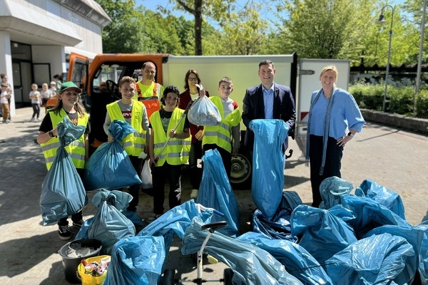 Alle Beteiligten mit dem gesammelten Müll. Alle Beteiligten mit dem gesammelten Müll.