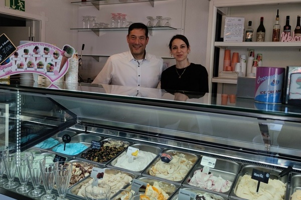 Bürgermeister Hollemann und Frau Güler Cicco-Sander, Inhaberin der Eisdiele, stehen hinter der mit verschiedenen Eissorten gefüllten Eistheke Bürgermeister Hollemann und Frau Güler Cicco-Sander, Inhaberin der Eisdiele, stehen hinter der mit verschiedenen Eissorten gefüllten Eistheke