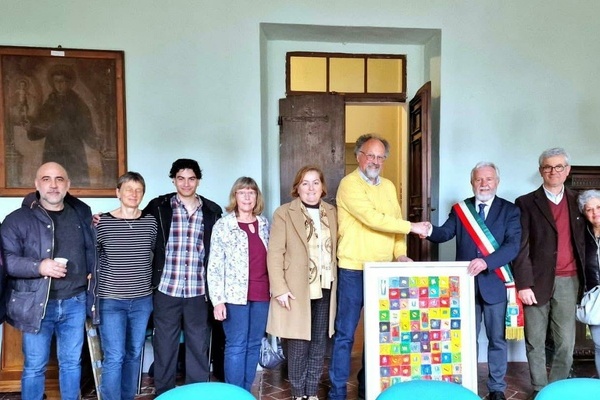 Bei der Übergabe des Gastgeschenkes durch Franz-Karl Schmatzer an Bürgermeister Fausto Risini u.a. mit Enzo de Fabrizio und weiteren Mitgliedern vom italienischen Komitee Bei der Übergabe des Gastgeschenkes durch Franz-Karl Schmatzer an Bürgermeister Fausto Risini u.a. mit Enzo de Fabrizio und weiteren Mitgliedern vom italienischen Komitee