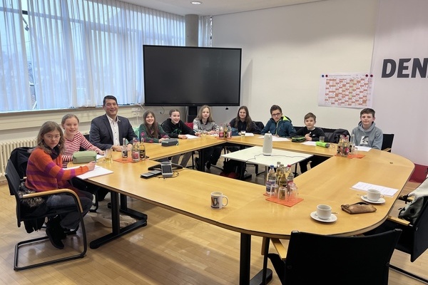 Die Presse AG des Erasmus Gymnasiums besuchte Bürgermeister Markus Hollemann im Denzlinger Rathaus. Foto Gemeinde Denzlingen Die Presse AG des Erasmus Gymnasiums besuchte Bürgermeister Markus Hollemann im Denzlinger Rathaus. Foto Gemeinde Denzlingen