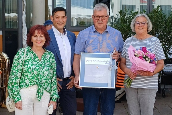 Bild: B&uuml;rgermeister Markus Hollemann (2. v. l.) &uuml;berreicht den B&uuml;rgerpreis unter Beisein von Laudatorin Petronella Ru&szlig;er-Gr&uuml;ning (links) an Marianne und Fritz Dorsch (rechts). Foto: Musikverein Denzlingen e.V.		