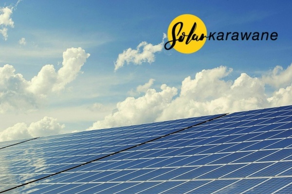 Photovoltaikanlage, blauer Himmel mit vereinzelten Wolken, Logo Solarkarawane Photovoltaikanlage, blauer Himmel mit vereinzelten Wolken, Logo Solarkarawane