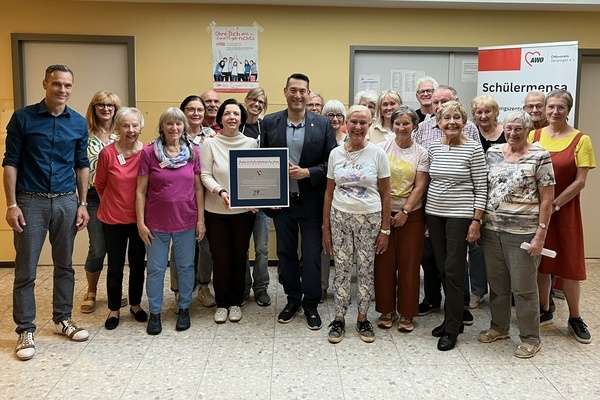 Die ehrenamtlichen Mitarbeiterinnen und Mitarbeiter des AWO-Ortsvereins Denzlingen erhalten den Denzlinger Bürgerpreis 2025. Foto: Gemeinde Denzlingen Die ehrenamtlichen Mitarbeiterinnen und Mitarbeiter des AWO-Ortsvereins Denzlingen erhalten den Denzlinger Bürgerpreis 2025. Foto: Gemeinde Denzlingen