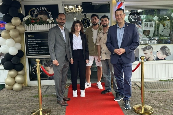 B&uuml;rgermeister Markus Hollemann (r.) gratuliert zur Neuer&ouml;ffnung von Mr. Amo�s Barber Shop in der Bahnhofstra&szlig;e in Denzlingen. V.l. Gesch&auml;ftsf&uuml;hrer Pejan Pirmos, Mitarbeitende Lina Kbisi, Mehmet Sinan Dag und Amad Muhsin. Foto: Gemeinde Denzlingen
