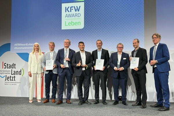 Der Denzlinger Bürgermeister Markus Hollemann (Mitte l.) u Kämmerer Martin Ziegler (Mitte r.) repräsentieren Denzlingen bei d. Verleihung d. KfW Awards Leben 2025. Links: KfW-Vorständin Melanie Kehr, rechts Stefan Wintels, Vorstandsvorsitzender der KfW Der Denzlinger Bürgermeister Markus Hollemann (Mitte l.) u Kämmerer Martin Ziegler (Mitte r.) repräsentieren Denzlingen bei d. Verleihung d. KfW Awards Leben 2025. Links: KfW-Vorständin Melanie Kehr, rechts Stefan Wintels, Vorstandsvorsitzender der KfW