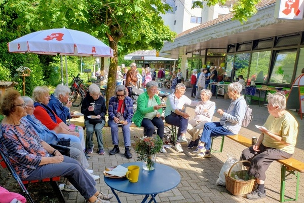 Am „Tag der Nachbarschaft 2025“ wurde an vielen Orten in Denzlingen gefeiert, hier im Kauftreff-Areal am Heimatweg. Foto: Gemeinde Denzlingen. Am „Tag der Nachbarschaft 2025“ wurde an vielen Orten in Denzlingen gefeiert, hier im Kauftreff-Areal am Heimatweg. Foto: Gemeinde Denzlingen.