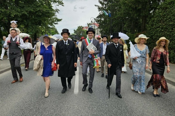 Bei der Belle Epoque Parade durch die Gemeinde Konstancin-Jeziorna, von rechts: Katarzyna Tusi&#324;ska, Agata Wilczek, Micha&#322; Wi&#347;niewski, Frederico Laini, Markus Hollemann, Wilma Hollemann. Foto: Gemeinde Konstancin-Jeziorna.