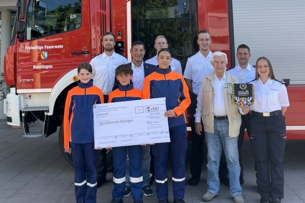 Bild: B&uuml;rgermeister Markus Hollemann (2. v. l. hinten) und Spender Bernd Common (2. v. r. vorne) bei der Scheck&uuml;bergabe an die Mitglieder der Jugendfeuerwehr Denzlingen. Foto: Gemeinde Denzlingen.
