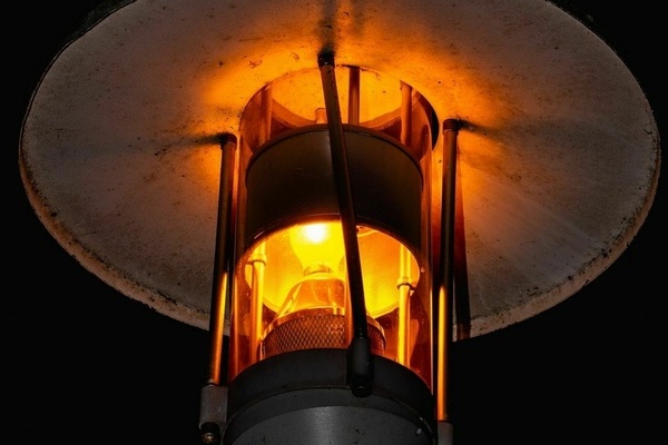 Leuchtende Straßenlaterne im Dunkeln Leuchtende Straßenlaterne im Dunkeln