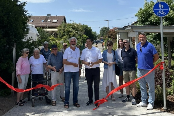 Zur Eröffnung der Pulsader zum Herzen Denzlingens, des neuen Fuß- und Radweges zwischen Bahnhof und Ortskern, durchschnitt Bürgermeister Markus Hollemann (5. v. r.) feierlich das symbolische rote Band. Foto: Fabienne Sauter, Gemeinde Denzlingen.
