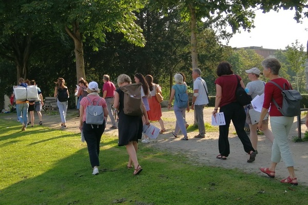 Bild: Menschen auf einem Spaziergang auf einer Wiese und einem Weg. Foto: ifpro. Bild: Menschen auf einem Spaziergang auf einer Wiese und einem Weg. Foto: ifpro.