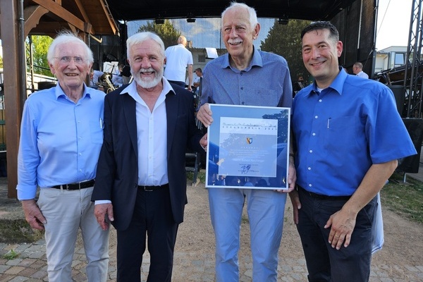 Im Rahmen der Eröffnung des 2. Denzlinger WeinFests erhielt Robert Reichinger (2.v.r.) den Denzlinger Bürgerpreis 2025. V.l.: Laudator Prof. D. Geuenich, F. Risini (BM Citta della Pieve), Robert Reichinger, M. Hollemann (BM Denzlingen) Im Rahmen der Eröffnung des 2. Denzlinger WeinFests erhielt Robert Reichinger (2.v.r.) den Denzlinger Bürgerpreis 2025. V.l.: Laudator Prof. D. Geuenich, F. Risini (BM Citta della Pieve), Robert Reichinger, M. Hollemann (BM Denzlingen)