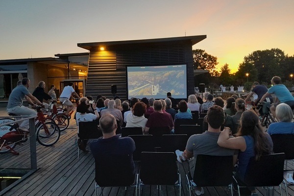 Das Publikum geniet die Prsentation des neuen Gemeindeportraits im ersten Denzlinger Fahrradkino. Foto: Gemeinde Denzlingen.