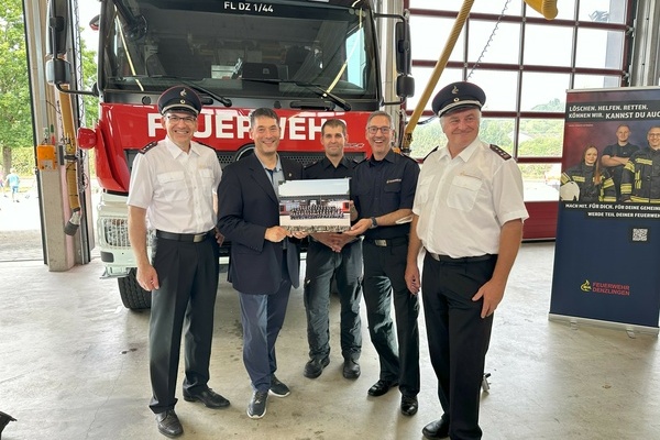 Strahlende Gesichter bei der bergabe des neuen Lschgruppenfahrzeugs LF 20 an die Freiwillige Feuerwehr Denzlingen. Foto: FFW Denzlingen.