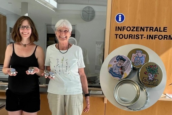 Sina Mahlitz und Brigitte Neub, Initiatorinnen der Denzlinger Kippensammelaktion, präsentieren die Taschenaschenbecher, die sich Interessierte ab 18 Jahren kostenfrei am Infopoint im Denzlinger Rathaus abholen können. Foto: Melanie Lackner. Sina Mahlitz und Brigitte Neub, Initiatorinnen der Denzlinger Kippensammelaktion, präsentieren die Taschenaschenbecher, die sich Interessierte ab 18 Jahren kostenfrei am Infopoint im Denzlinger Rathaus abholen können. Foto: Melanie Lackner.