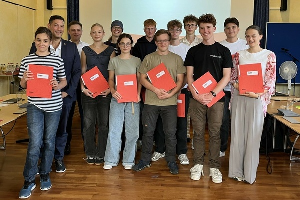 Bild: Bei der jngsten JGR-Sitzung (v. l.) Arne Bastendorf, Brgermeister Markus Hollemann, Fabian Egle, Lotta Schldt, Aaron Hldin, Pauline Ploh, Jan Druba, Immanuel Weber, Niels van der Does, Raphael Hldin, Tim Druba, Gennadii Tkachev, Maja Grimm.