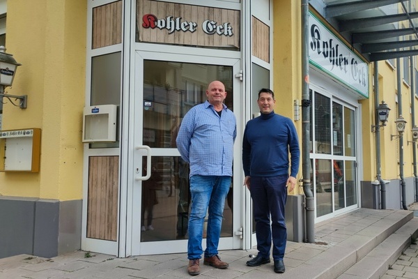 Bild: Pächter Angelo Del Toro (l.) mit Bürgermeister Markus Hollemann vor der in Sanierung befindlichen Gaststätte „Kohler Eck“ im Herzen Denzlingen. Foto: Gemeinde Denzlingen. Bild: Pächter Angelo Del Toro (l.) mit Bürgermeister Markus Hollemann vor der in Sanierung befindlichen Gaststätte „Kohler Eck“ im Herzen Denzlingen. Foto: Gemeinde Denzlingen.