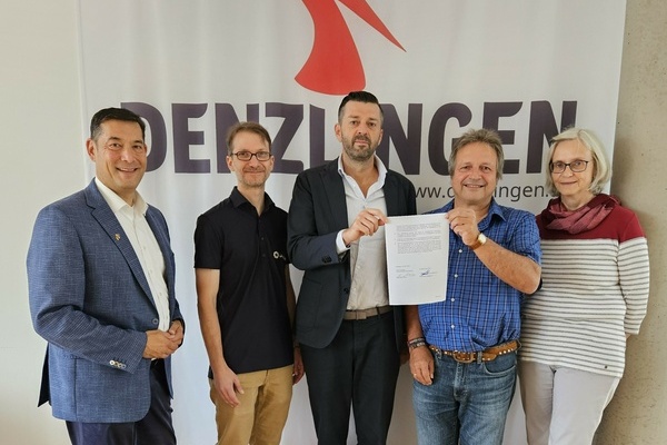  Vertretende der Denzlinger B&uuml;rgerEnergiegenossenschaft (DEnG) und der iAccess Energiy GmbH bei der Vertragsunterzeichnung im Denzlinger Rathaus. Foto: Gemeinde Denzlingen