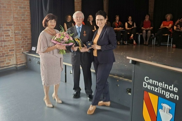 Professor Dieter Geuenich mit seiner Frau Irene (links) und Ministerin Marion Gentges. Foto Helmut Gall, Wochenzeitung Von Haus zu Haus. Professor Dieter Geuenich mit seiner Frau Irene (links) und Ministerin Marion Gentges. Foto Helmut Gall, Wochenzeitung Von Haus zu Haus.