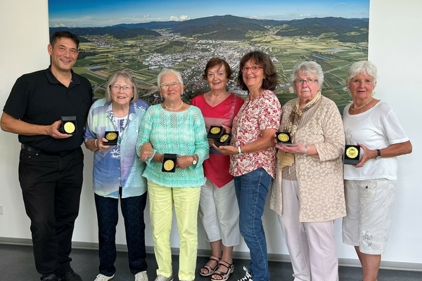 Bürgermeister Markusw Hollemann (links) ehrte mit einer Medaille aus St. Cyr (v.r.) Eva-Maria Seiberlich, Edeltraud Glodny, Brigitta Kaufmann, Danielle Fiedler-Rasson, Madleine Bierwirth und Dorothea Wilmsmeyer. Foto: Melanie Lackner, Gemeinde Denzlingen. Bürgermeister Markusw Hollemann (links) ehrte mit einer Medaille aus St. Cyr (v.r.) Eva-Maria Seiberlich, Edeltraud Glodny, Brigitta Kaufmann, Danielle Fiedler-Rasson, Madleine Bierwirth und Dorothea Wilmsmeyer. Foto: Melanie Lackner, Gemeinde Denzlingen.