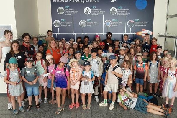Die Teilnehmerinnen und Teilnehmer der Ferienspielaktion 2025 der Jugendpflege Denzlingen samt Betreuungsteam unternahmen einen Ausflug ins Freiburger Planetarium. Foto: Jugendpflege Denzlingen. Die Teilnehmerinnen und Teilnehmer der Ferienspielaktion 2025 der Jugendpflege Denzlingen samt Betreuungsteam unternahmen einen Ausflug ins Freiburger Planetarium. Foto: Jugendpflege Denzlingen.