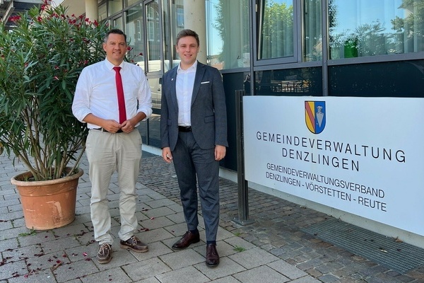 Bild: Bürgermeister Fabian Egle (rechts) und Bundestagsabgeordneter Dr. Johannes Fechner vor dem Denzlinger Rathaus. Foto: Melanie Lackner, Gemeinde Denzlingen. Bild: Bürgermeister Fabian Egle (rechts) und Bundestagsabgeordneter Dr. Johannes Fechner vor dem Denzlinger Rathaus. Foto: Melanie Lackner, Gemeinde Denzlingen.