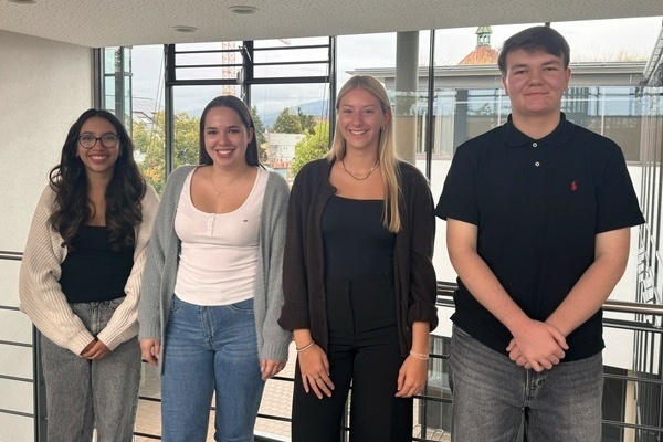 Die vier neuen Auszubildenden. Die vier neuen Auszubildenden.