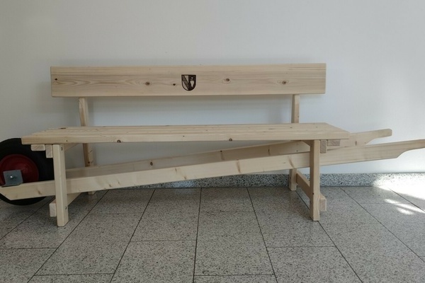Schwätzbänkle aus Holz mit dem Denzlinger Wappen auf der Rückenlehne Schwätzbänkle aus Holz mit dem Denzlinger Wappen auf der Rückenlehne