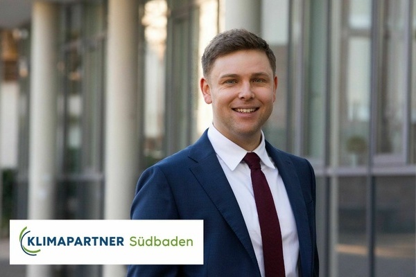 Portrait des Denzlinger Bürgermeisters Fabian Nitz. Logo des Vereins Klimapartner Südbaden eV Portrait des Denzlinger Bürgermeisters Fabian Nitz. Logo des Vereins Klimapartner Südbaden eV