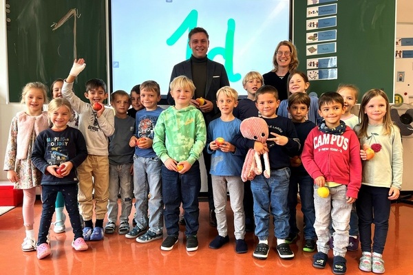 Brgermeister Fabian Nitz zu Besuch in der Klasse 1d der Grundschule Denzlingen. Foto: Melanie Lackner, Gemeinde Denzlingen