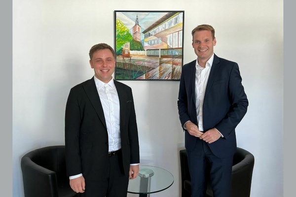 Bild: B&uuml;rgermeister Fabian Nitz und Dr. Yannick Bury MdB im Denzlinger Rathaus. Foto: Melanie Lackner, Gemeinde Denzlingen