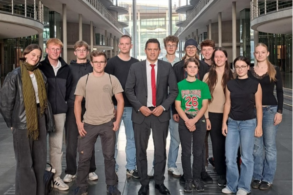 Bild: Der JGR Denzlingen mit Dr. Johannes Fechner MdB im Deutschen Bundetag. Foto: JGR Denzlingen.