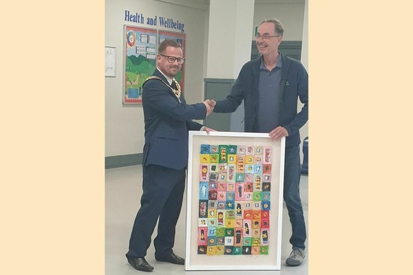 Bild: Andreas Berger (rechts), Mitglied des Partnerschaftskomitees, &uuml;bergibt die Collage des Denzlinger K&uuml;nstlers Joachim Walz an den B&uuml;rgermeister von North Hykeham, Matt Lofts.Foto: Partnerschaftskomitee der Gemeinde Denzlingen.