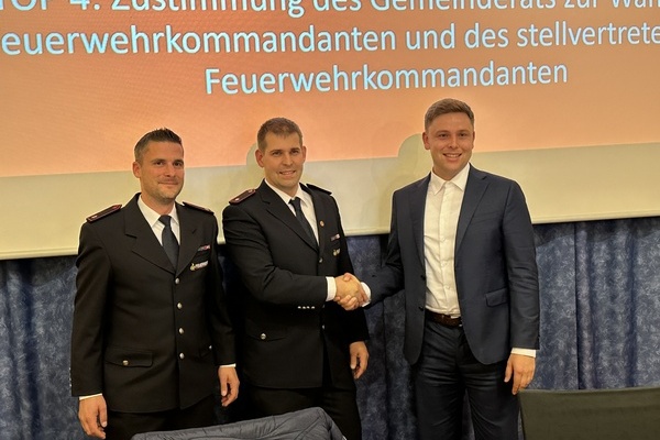 B&uuml;rgermeister Fabian Nitz (rechts) gratuliert dem nun best&auml;tigten neuen Kommando der Freiwilligen Feuerwehr Denzlingen: 1. Kommandant Jens Koschella (mitte) und stv. Kommandant Marco Barnick (links). Foto: Gemeinde Denzlingen.