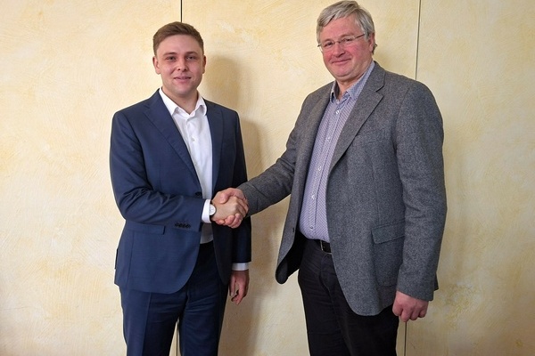  Bild: Karl Josef Herbstritt, B&uuml;rgermeister von Glottertal und 2. Stv. Vorsitzender des WVV Mauracherberg, gratuliert dem neuen Verbandsvorsitzenden Fabian Nitz, B&uuml;rgermeister von Denzlingen. Foto: WVV Mauracherberg