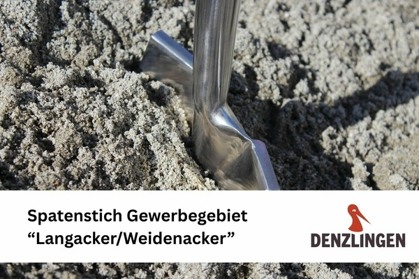 Metallener Spaten in Erde schwarze Schrift auf weißem Untergrund: Spatenstick Langacker/Weidenacker Metallener Spaten in Erde schwarze Schrift auf weißem Untergrund: Spatenstick Langacker/Weidenacker