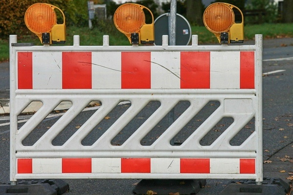 Rot-wei&szlig;er Absperrzaun