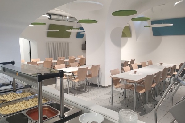  Die neue Sch&uuml;lermensa im frisch sanierten Gew&ouml;lbekeller des Grundschulhauses in der Hauptstra&szlig;e. Foto: Gemeinde Denzlingen. 