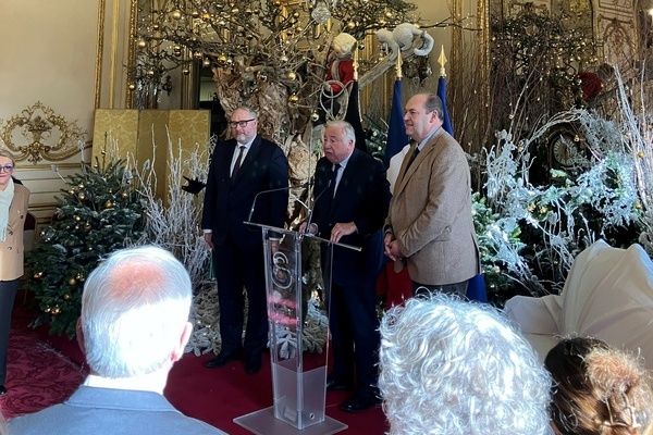 Bild: G&eacute;rard Larcher, Pr&auml;sident des franz&ouml;sischen Senats, bei der Verk&uuml;ndung der Preistr&auml;ger. Foto: Gemeinde Denzlingen.