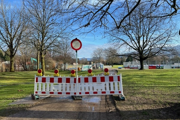Baubedingte Sperrung auf dem wassergebundenen Weg im Stadtpark nahe dem Alltwetter-Sportplatz (K&auml;fig 2.0). Hier entsteht die neue Beachvolleyball-Anlage des TVD.