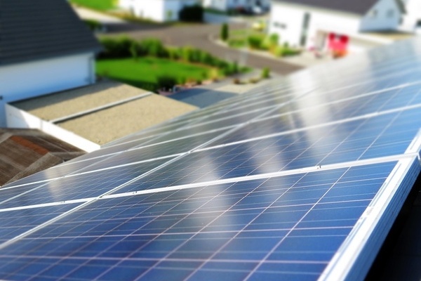 Geb&auml;udedach mit Photovoltaik Modulen - Foto lizenzfrei von Pixabay