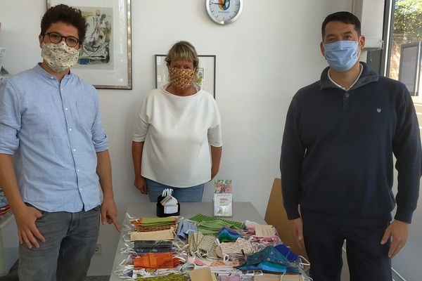 Foto v.l.n.r.: Linus Schlempp (Fl&uuml;chtlingsbeauftragter), Sabine Haupenthal (Leiterin AIV) und Markus Hollemann (B&uuml;rgermeister) tragen Denzlinger Stoffgesichtsmasken