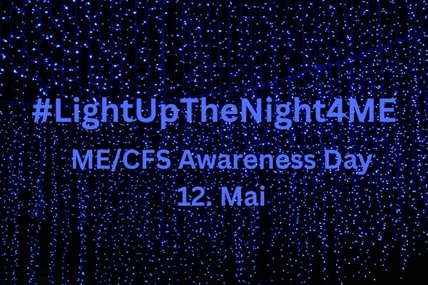 schwarzer Hintergrund, blaue Lichter, blauer Schrift: #LightUpTheNight4ME ME/CFS Awareness Day