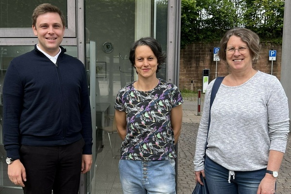  Die neuen Mitarbeiterinnen Carolin Waldmann (rechts) und Lena Hartmann-Kist (Mitte) mit B&uuml;rgermeister Fabian Nitz (links) vor dem B&uuml;ro der AIV Denzlingen. Foto: Gemeinde Denzlingen