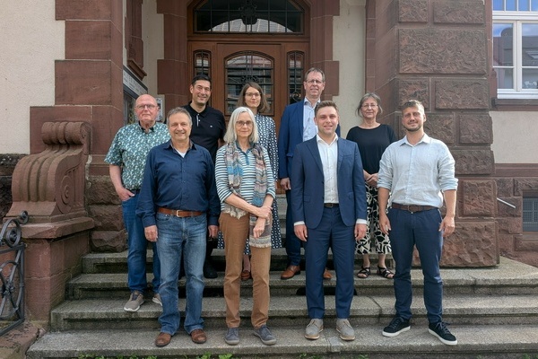 Aufsichtsrat (AR) und Gesch&auml;ftsf&uuml;hrung (GF) der Energieversorgung Denzlingen GmbH & Co. Energie KG (EVD). Vorne v.l: M.N&uuml;bling (GF), C.G&uuml;nter (AR), BM F.Nitz (AR), P.Bayer-Schahn (GF). Hinten Reihe v.l.