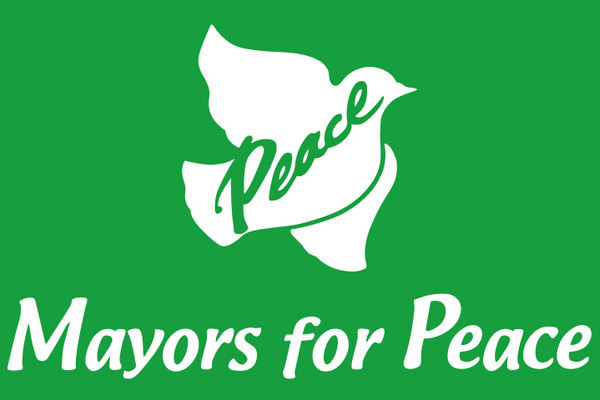 gr&uuml;ner Hintergrund, wei&szlig;e Schrift, Friedenstaube, Mayors for Peace
