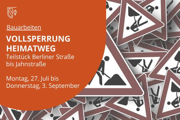 Baustellenschilder, wei&szlig;e Schrift auf ziegelrotem Untergrund: Vollsperrung Heimatweg