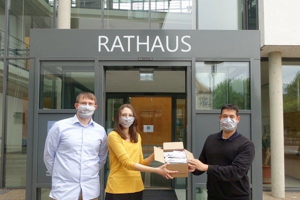 Das Ehepaar Sabrina und Ralph Maldet &uuml;bergibt B&uuml;rgermeister Markus Hollemann die neuen �Denzlingen�-Alltagsmasken