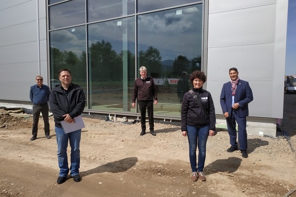 Besuch des neuen Firmenstandorts des Autohauses Kandziorra an der Elzstra&szlig;e v.l.n.r.: Horst B&uuml;hler, Steffen Koch (Verbandsbaumeister), Ralf Kandziorra mit Ehefrau Simone und B&uuml;rgermeister Markus Hollemann Foto: privat